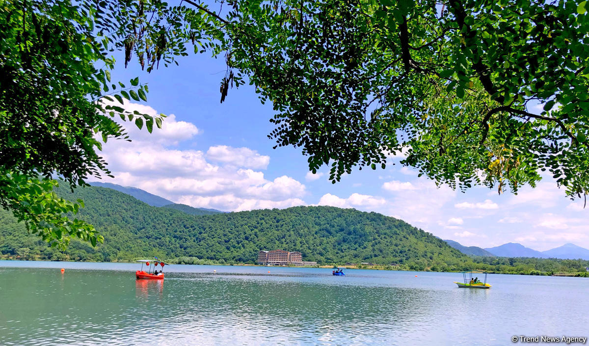 Одно из красивейших озер Азербайджана – Нохур в предгорье Большого Кавказа (ФОТО)