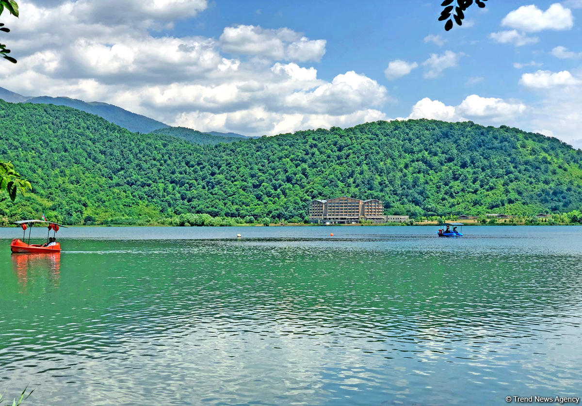 Одно из красивейших озер Азербайджана – Нохур в предгорье Большого Кавказа (ФОТО)