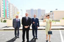 Президент Азербайджана Ильхам Алиев и Первая леди Мехрибан Алиева приняли участие в открытии жилого комплекса для вынужденных переселенцев в Пираллахи (ФОТО)