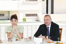 Президент Азербайджана Ильхам Алиев и Первая леди Мехрибан Алиева приняли участие в открытии жилого комплекса для вынужденных переселенцев в Пираллахи (ФОТО)