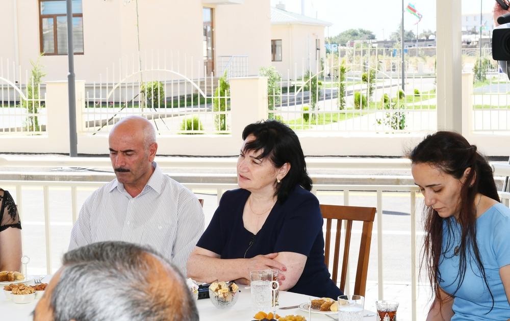 Президент Азербайджана Ильхам Алиев и Первая леди Мехрибан Алиева приняли участие в открытии жилого комплекса для вынужденных переселенцев в Пираллахи (ФОТО)