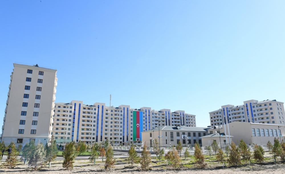 Президент Азербайджана Ильхам Алиев и Первая леди Мехрибан Алиева приняли участие в открытии жилого комплекса для вынужденных переселенцев в Пираллахи (ФОТО)