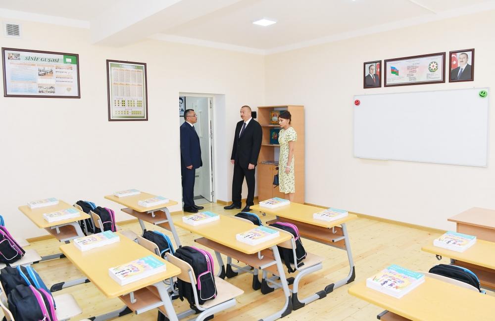 Президент Азербайджана Ильхам Алиев и Первая леди Мехрибан Алиева приняли участие в открытии жилого комплекса для вынужденных переселенцев в Пираллахи (ФОТО)