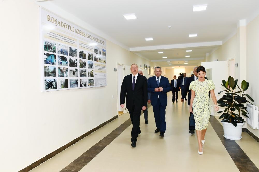 Президент Азербайджана Ильхам Алиев и Первая леди Мехрибан Алиева приняли участие в открытии жилого комплекса для вынужденных переселенцев в Пираллахи (ФОТО)