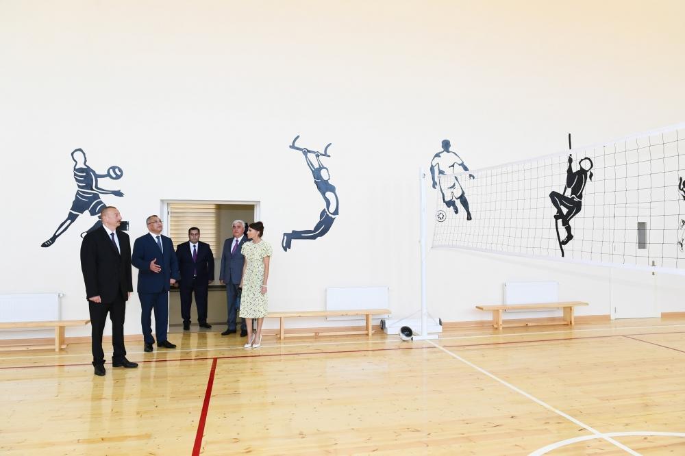 Президент Азербайджана Ильхам Алиев и Первая леди Мехрибан Алиева приняли участие в открытии жилого комплекса для вынужденных переселенцев в Пираллахи (ФОТО)