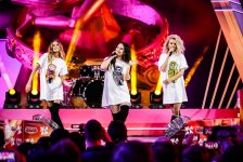 Нас буквально искупали в Баку…Таким нас, девушек фабричных, не напугать! (ФОТО)