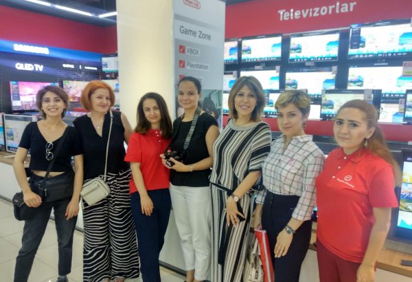 По ту сторону витрины – как азербайджанские журналисты стали продавцами-консультантами в Мaxi.az (ФОТО)