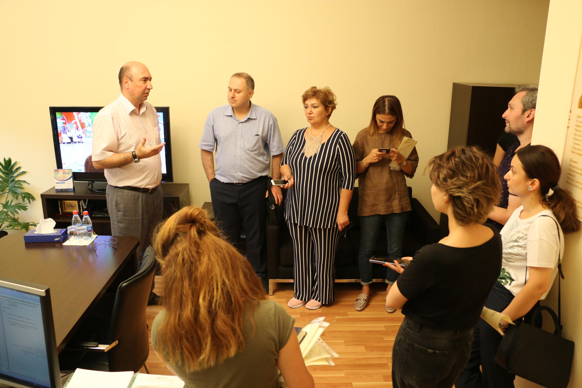 По ту сторону витрины – как азербайджанские журналисты стали продавцами-консультантами в Мaxi.az (ФОТО)