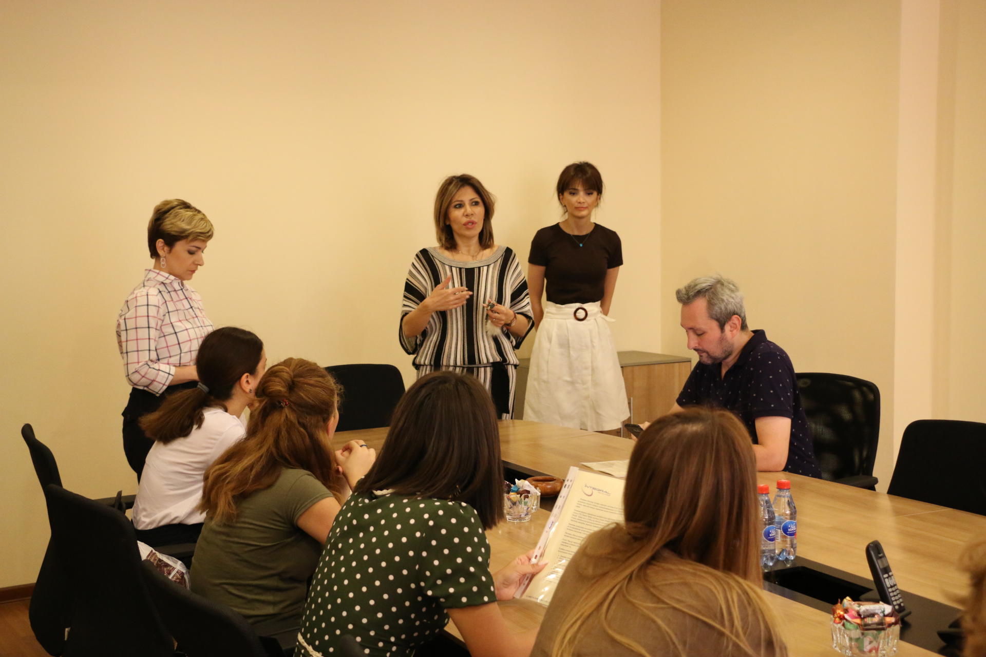 По ту сторону витрины – как азербайджанские журналисты стали продавцами-консультантами в Мaxi.az (ФОТО)