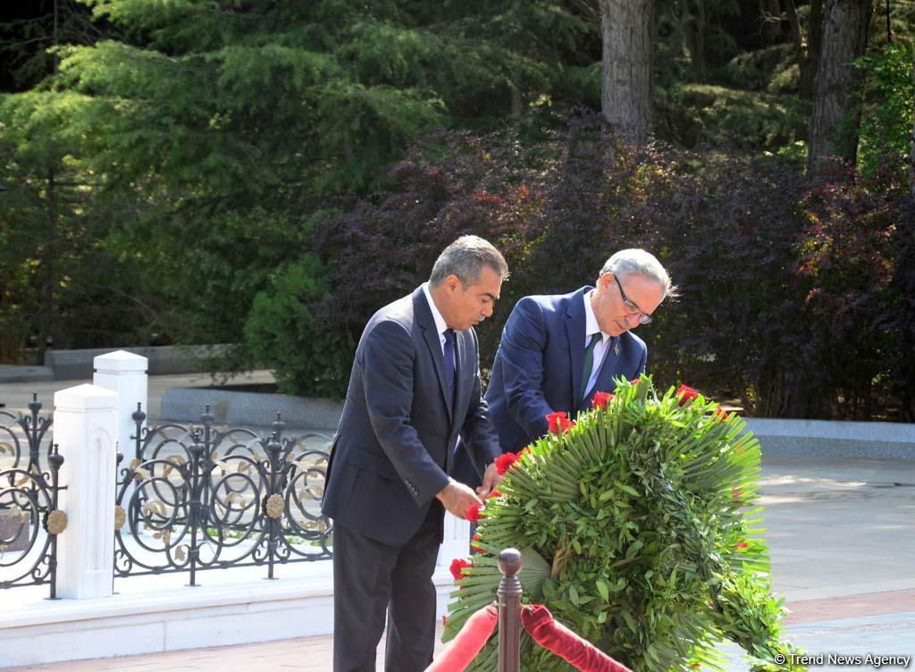 Представители азербайджанской прессы почтили память  великого лидера Гейдара Алиева (ФОТО)