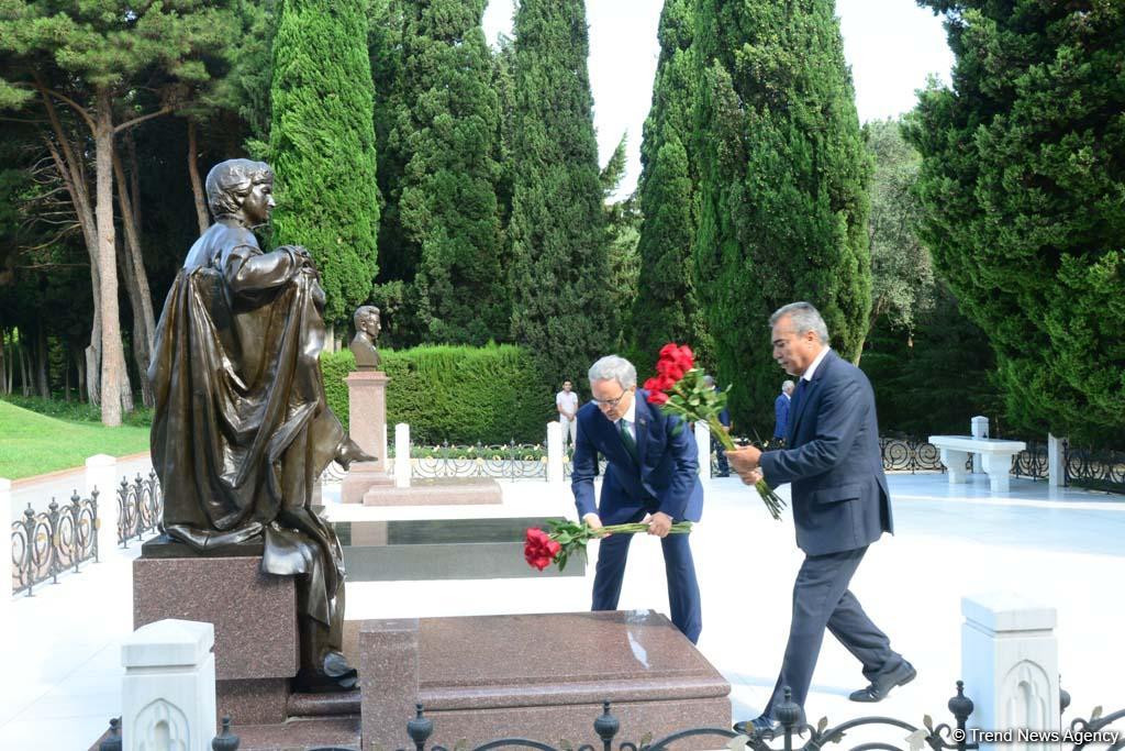 Представители азербайджанской прессы почтили память  великого лидера Гейдара Алиева (ФОТО)