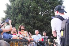 Филипп Киркоров вызвал ажиотаж в Ичери Шехер – кутабы на улице Магомаева, волшебная лампа Аладдина, "Чёрт побери! " (ФОТО)