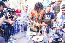 Филипп Киркоров вызвал ажиотаж в Ичери Шехер – кутабы на улице Магомаева, волшебная лампа Аладдина, "Чёрт побери! " (ФОТО)