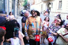 Филипп Киркоров вызвал ажиотаж в Ичери Шехер – кутабы на улице Магомаева, волшебная лампа Аладдина, "Чёрт побери! " (ФОТО)