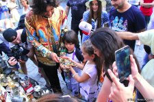 Филипп Киркоров вызвал ажиотаж в Ичери Шехер – кутабы на улице Магомаева, волшебная лампа Аладдина, "Чёрт побери! " (ФОТО)