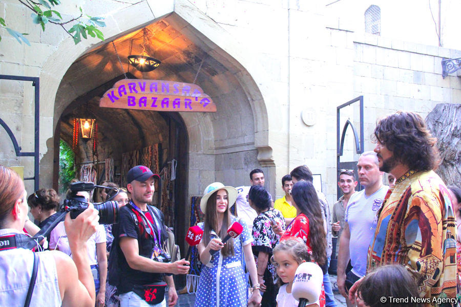 Филипп Киркоров вызвал ажиотаж в Ичери Шехер – кутабы на улице Магомаева, волшебная лампа Аладдина, "Чёрт побери! " (ФОТО)