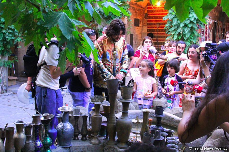 Филипп Киркоров вызвал ажиотаж в Ичери Шехер – кутабы на улице Магомаева, волшебная лампа Аладдина, "Чёрт побери! " (ФОТО)