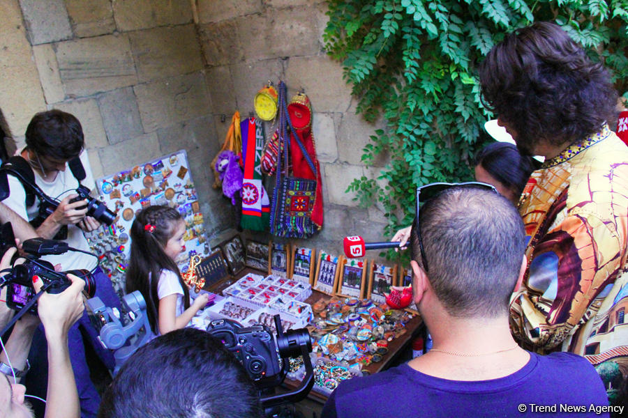 Филипп Киркоров вызвал ажиотаж в Ичери Шехер – кутабы на улице Магомаева, волшебная лампа Аладдина, "Чёрт побери! " (ФОТО)