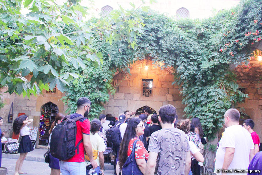 Филипп Киркоров вызвал ажиотаж в Ичери Шехер – кутабы на улице Магомаева, волшебная лампа Аладдина, "Чёрт побери! " (ФОТО)