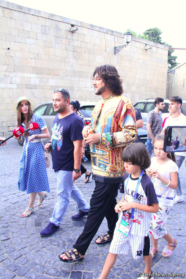 Филипп Киркоров вызвал ажиотаж в Ичери Шехер – кутабы на улице Магомаева, волшебная лампа Аладдина, "Чёрт побери! " (ФОТО)