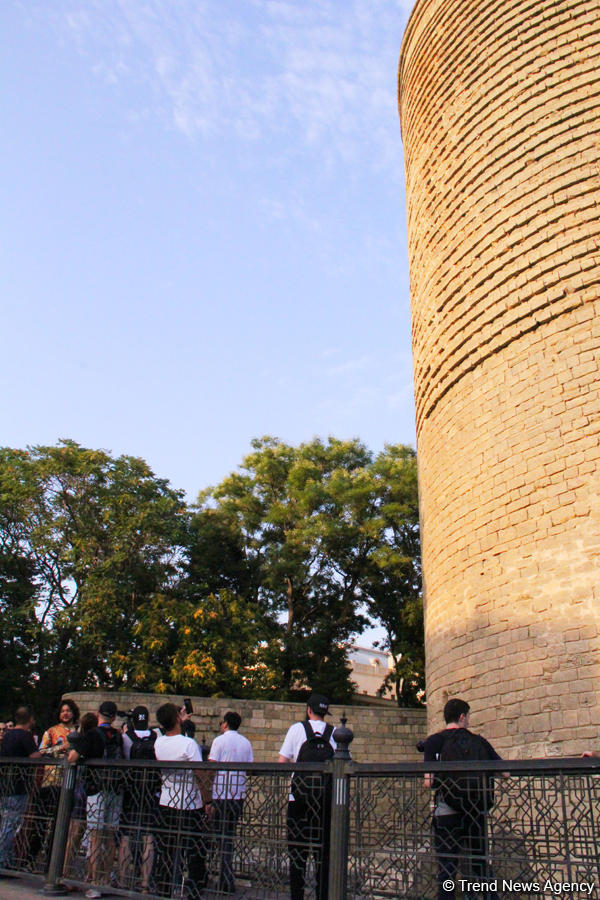 Филипп Киркоров вызвал ажиотаж в Ичери Шехер – кутабы на улице Магомаева, волшебная лампа Аладдина, "Чёрт побери! " (ФОТО)