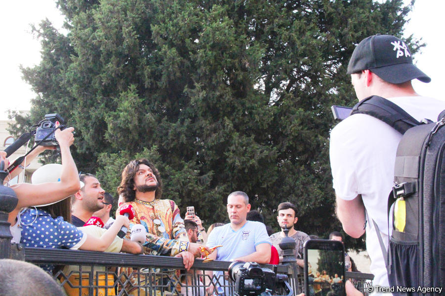 Филипп Киркоров вызвал ажиотаж в Ичери Шехер – кутабы на улице Магомаева, волшебная лампа Аладдина, "Чёрт побери! " (ФОТО)