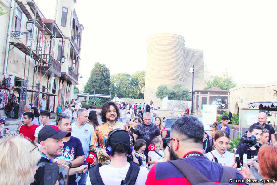 Филипп Киркоров вызвал ажиотаж в Ичери Шехер – кутабы на улице Магомаева, волшебная лампа Аладдина, "Чёрт побери! " (ФОТО)