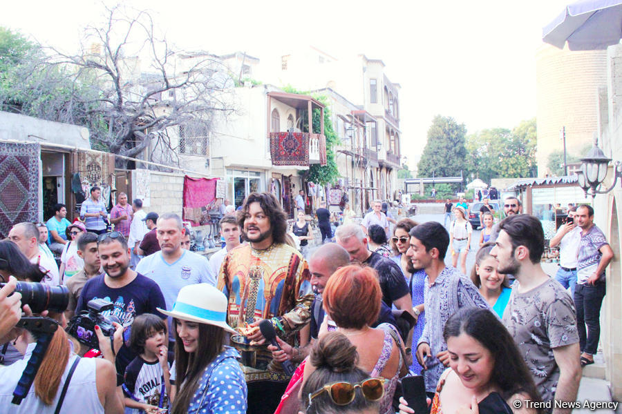 Филипп Киркоров вызвал ажиотаж в Ичери Шехер – кутабы на улице Магомаева, волшебная лампа Аладдина, "Чёрт побери! " (ФОТО)