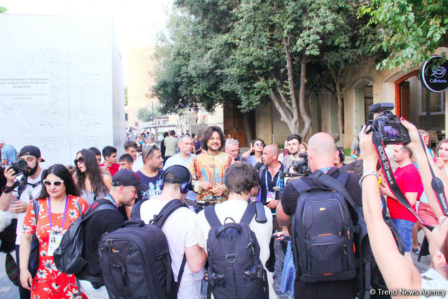 Филипп Киркоров вызвал ажиотаж в Ичери Шехер – кутабы на улице Магомаева, волшебная лампа Аладдина, "Чёрт побери! " (ФОТО)