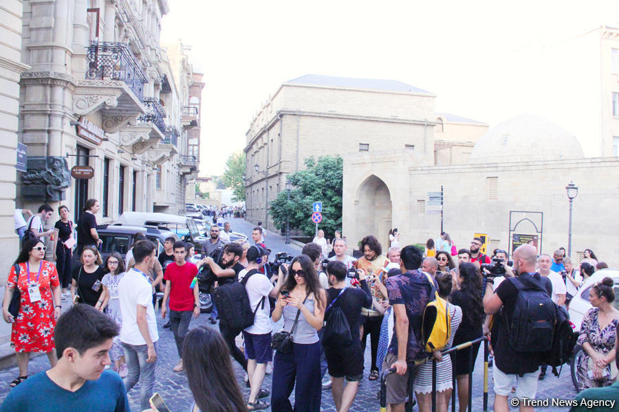 Филипп Киркоров вызвал ажиотаж в Ичери Шехер – кутабы на улице Магомаева, волшебная лампа Аладдина, "Чёрт побери! " (ФОТО)