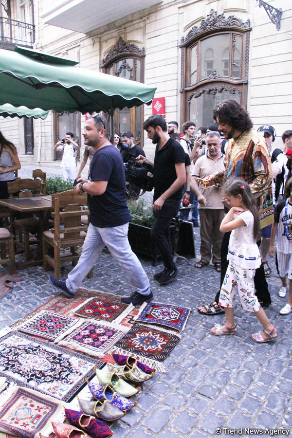 Филипп Киркоров вызвал ажиотаж в Ичери Шехер – кутабы на улице Магомаева, волшебная лампа Аладдина, "Чёрт побери! " (ФОТО)