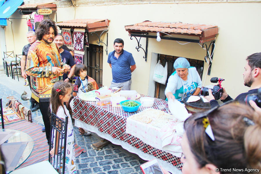 Филипп Киркоров вызвал ажиотаж в Ичери Шехер – кутабы на улице Магомаева, волшебная лампа Аладдина, "Чёрт побери! " (ФОТО)