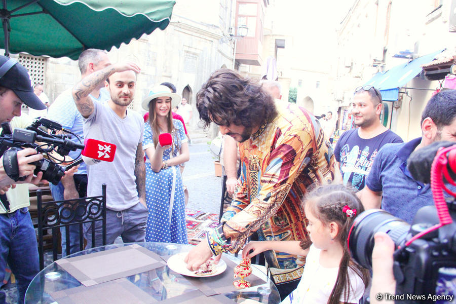 Филипп Киркоров вызвал ажиотаж в Ичери Шехер – кутабы на улице Магомаева, волшебная лампа Аладдина, "Чёрт побери! " (ФОТО)