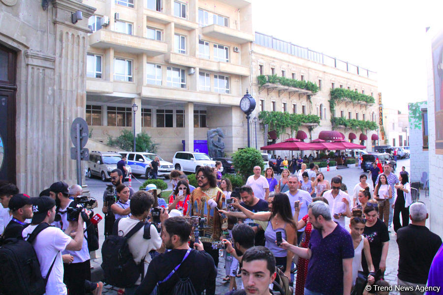 Филипп Киркоров вызвал ажиотаж в Ичери Шехер – кутабы на улице Магомаева, волшебная лампа Аладдина, "Чёрт побери! " (ФОТО)