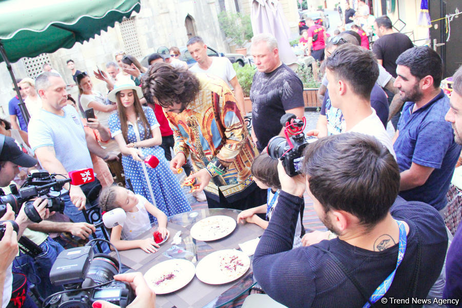 Филипп Киркоров вызвал ажиотаж в Ичери Шехер – кутабы на улице Магомаева, волшебная лампа Аладдина, "Чёрт побери! " (ФОТО)