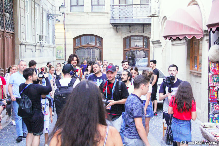 Филипп Киркоров вызвал ажиотаж в Ичери Шехер – кутабы на улице Магомаева, волшебная лампа Аладдина, "Чёрт побери! " (ФОТО)