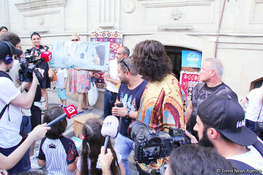 Филипп Киркоров вызвал ажиотаж в Ичери Шехер – кутабы на улице Магомаева, волшебная лампа Аладдина, "Чёрт побери! " (ФОТО)