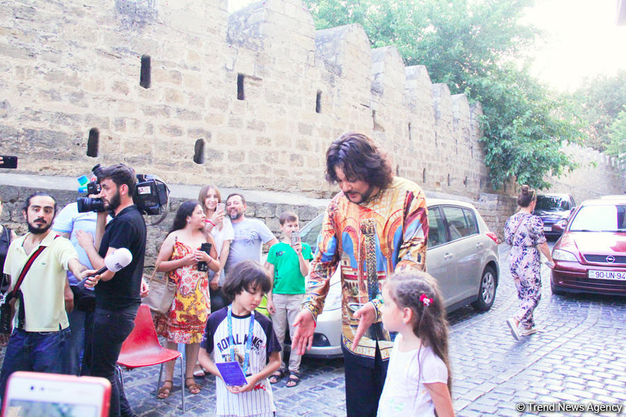Филипп Киркоров вызвал ажиотаж в Ичери Шехер – кутабы на улице Магомаева, волшебная лампа Аладдина, "Чёрт побери! " (ФОТО)