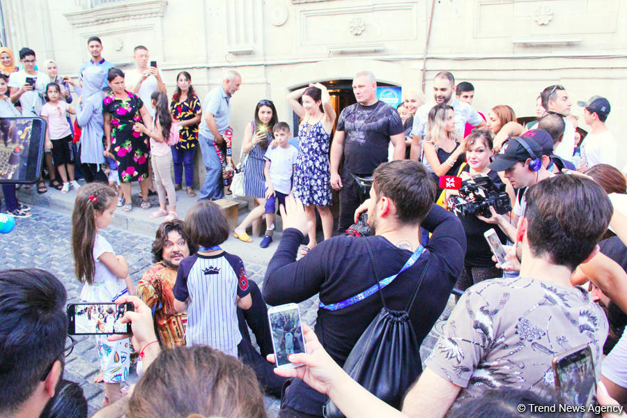 Филипп Киркоров вызвал ажиотаж в Ичери Шехер – кутабы на улице Магомаева, волшебная лампа Аладдина, "Чёрт побери! " (ФОТО)