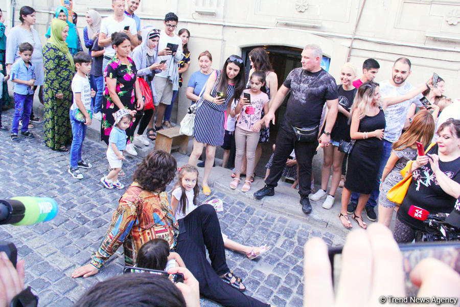Филипп Киркоров вызвал ажиотаж в Ичери Шехер – кутабы на улице Магомаева, волшебная лампа Аладдина, "Чёрт побери! " (ФОТО)