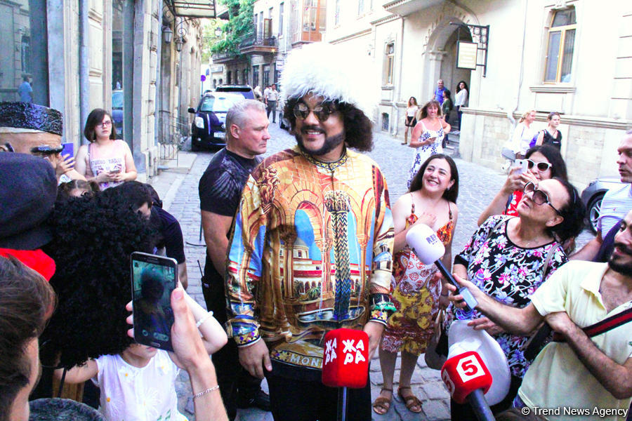 Филипп Киркоров вызвал ажиотаж в Ичери Шехер – кутабы на улице Магомаева, волшебная лампа Аладдина, "Чёрт побери! " (ФОТО)