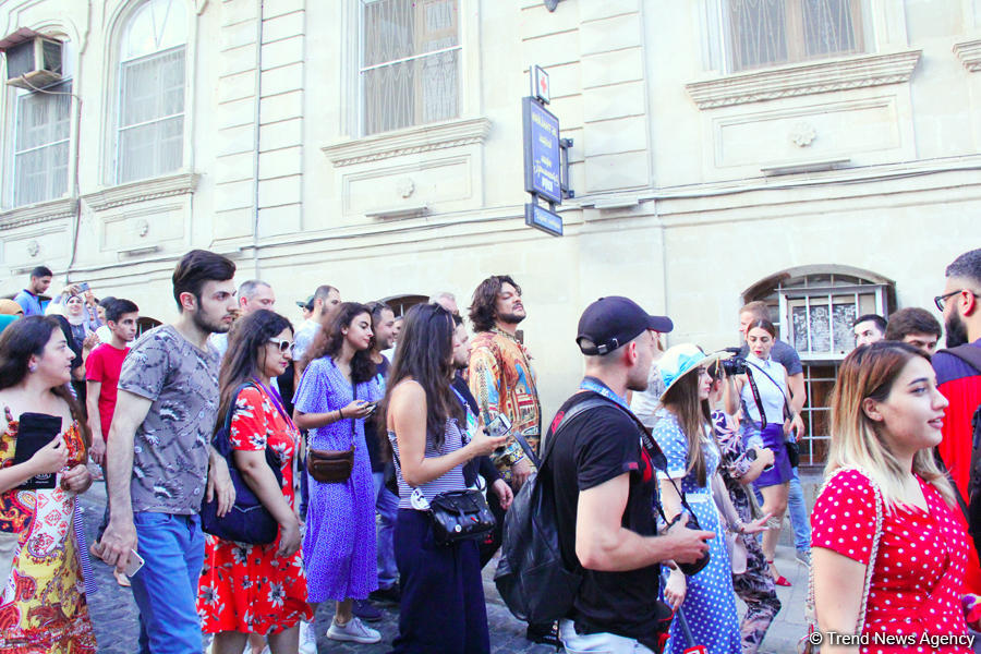 Филипп Киркоров вызвал ажиотаж в Ичери Шехер – кутабы на улице Магомаева, волшебная лампа Аладдина, "Чёрт побери! " (ФОТО)