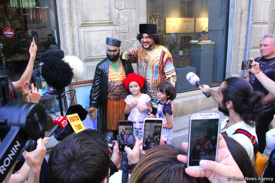 Филипп Киркоров вызвал ажиотаж в Ичери Шехер – кутабы на улице Магомаева, волшебная лампа Аладдина, "Чёрт побери! " (ФОТО)