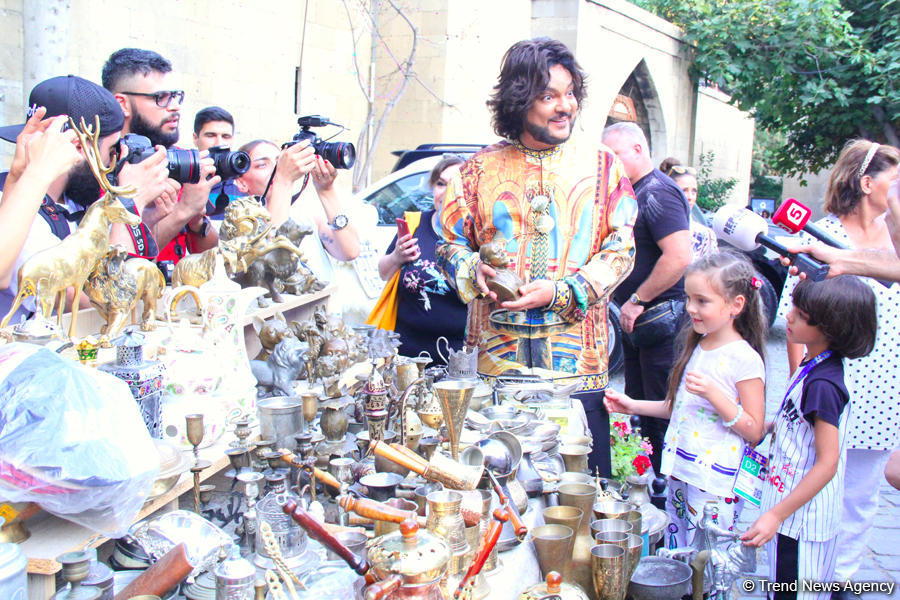 Филипп Киркоров вызвал ажиотаж в Ичери Шехер – кутабы на улице Магомаева, волшебная лампа Аладдина, "Чёрт побери! " (ФОТО)