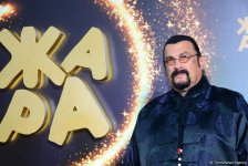 Стивен Сигал отдыхает в Баку вместе с женой  из Монголии (ФОТО)