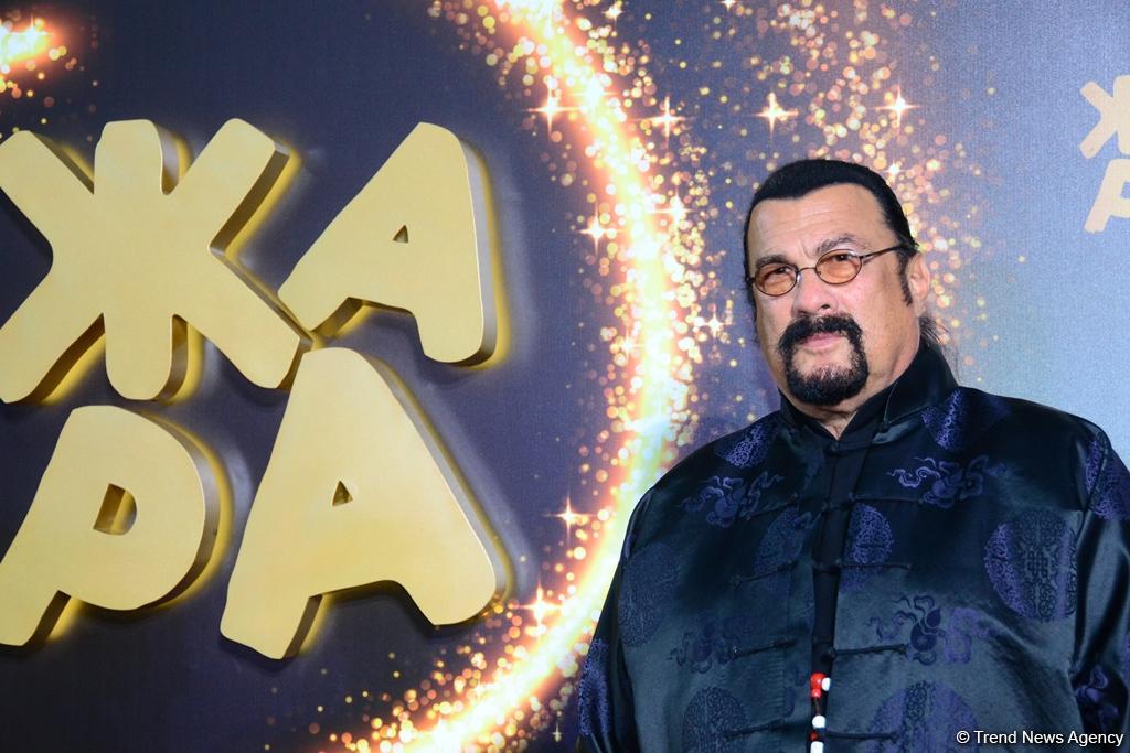 Стивен Сигал отдыхает в Баку вместе с женой  из Монголии (ФОТО)