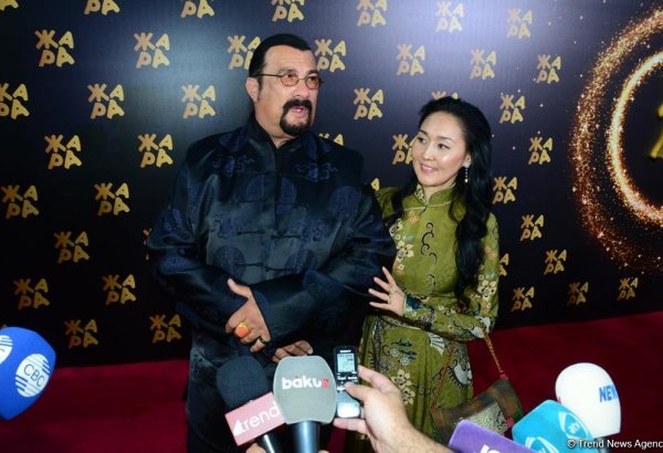 Стивен Сигал отдыхает в Баку вместе с женой  из Монголии (ФОТО)