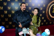 Стивен Сигал отдыхает в Баку вместе с женой  из Монголии (ФОТО)