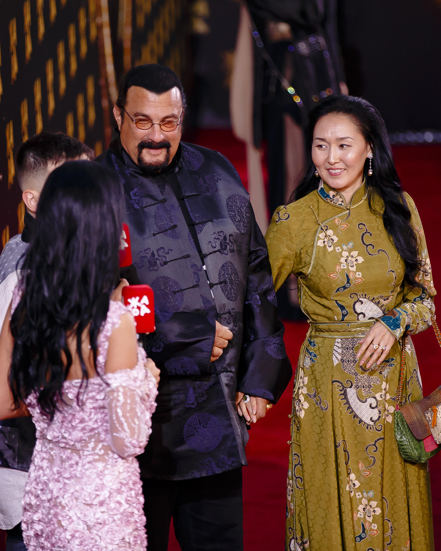 Стивен Сигал отдыхает в Баку вместе с женой  из Монголии (ФОТО)