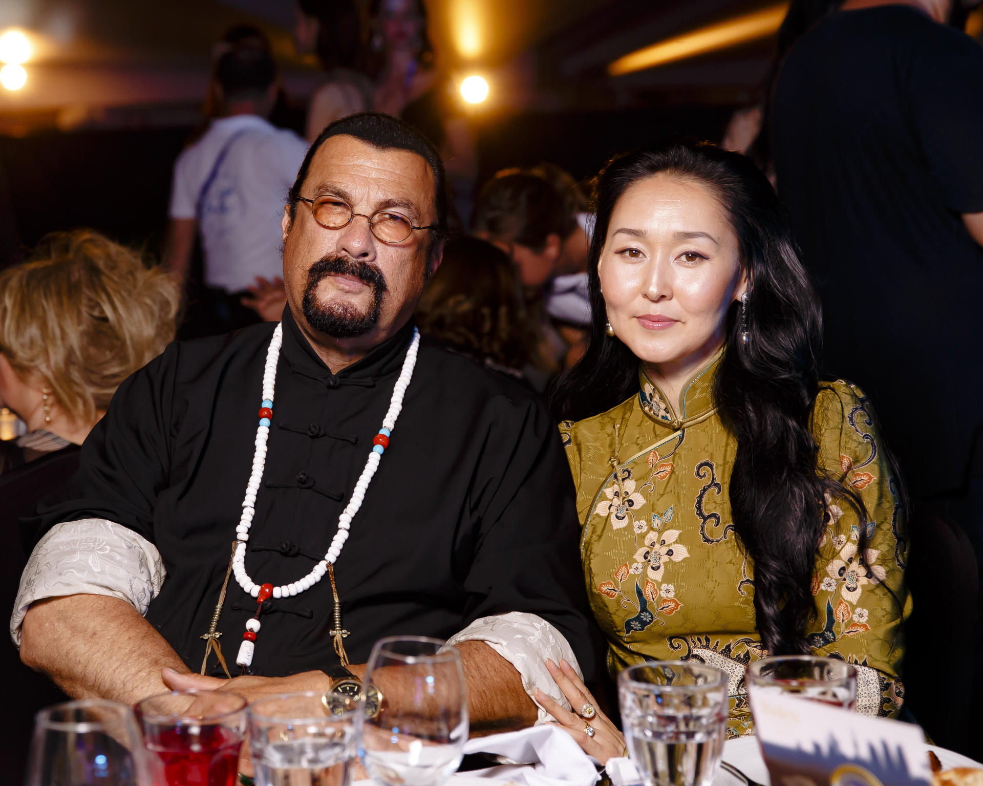 Стивен Сигал отдыхает в Баку вместе с женой  из Монголии (ФОТО)